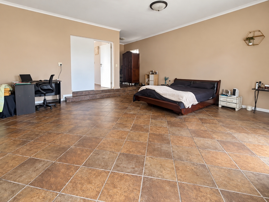 To Let 4 Bedroom Property for Rent in Hoogland Western Cape